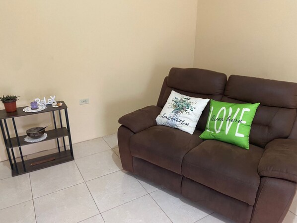 Living area - An ideal retreat for those seeking relaxation and rejuvenation, simple & central (Mandeville)
