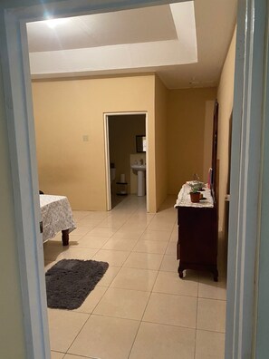 1 bedroom, WiFi, bed sheets - An ideal retreat for those seeking relaxation and rejuvenation, simple & central (Mandeville)