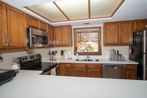 Een koelkast, een microgolfoven, een oven, een kookplaat