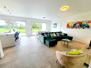 Flat-screen TV - Spacious & Luxurious 5 bedrooms House (Reckange-sur-Mess)
