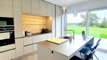 Full-sized fridge, microwave, oven, stovetop