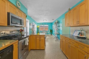 Køleskab, mikrobølgeovn, ovn, kogeplade