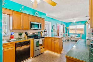 Kylskåp, mikrovågsugn, ugn och spishäll