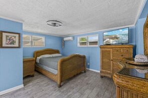 3 bedrooms, desk, iron/ironing board, free WiFi