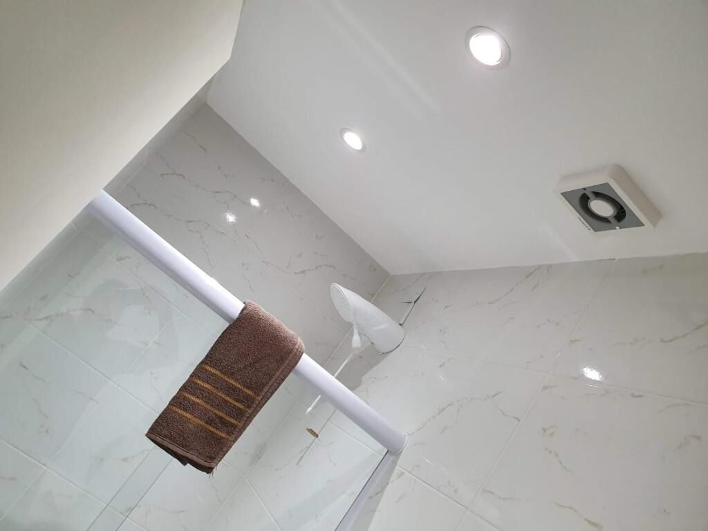 Toallas, jabón, shampoo, papel de baño 