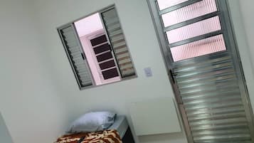8 quartos, ferros/tábuas de passar roupa, Wi-Fi, roupa de cama