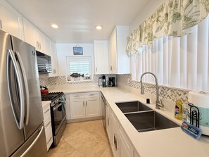 Fridge, microwave, oven, stovetop - Pacific View- 3 Story, Steps to Beach, Cozy Home! (San Diego)