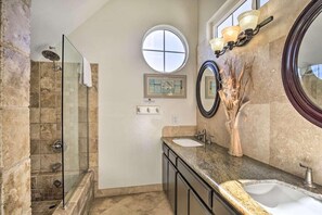 Shower, hair dryer, towels - Pacific View- 3 Story, Steps to Beach, Cozy Home! (San Diego)