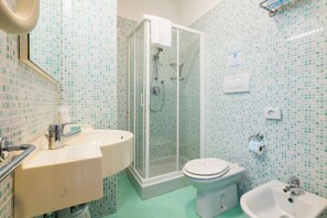 Dusche, Haartrockner, Bidet, Handtücher