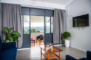 Chambre Familiale (Deluxe) | Coin séjour | TV connectée de 32 pouces avec chaînes numériques, films à la carte