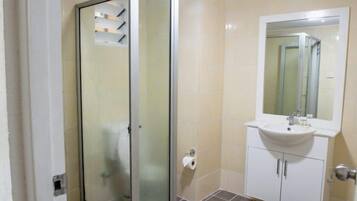 Standaard tweepersoonskamer | Badkamer | Een douche, een hydromassagedouche, gratis toiletartikelen, badjassen