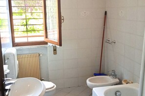 Shower, bidet, towels - The Wharf Three-room apartment 4 beds on the ground floor (Marina di Massa)