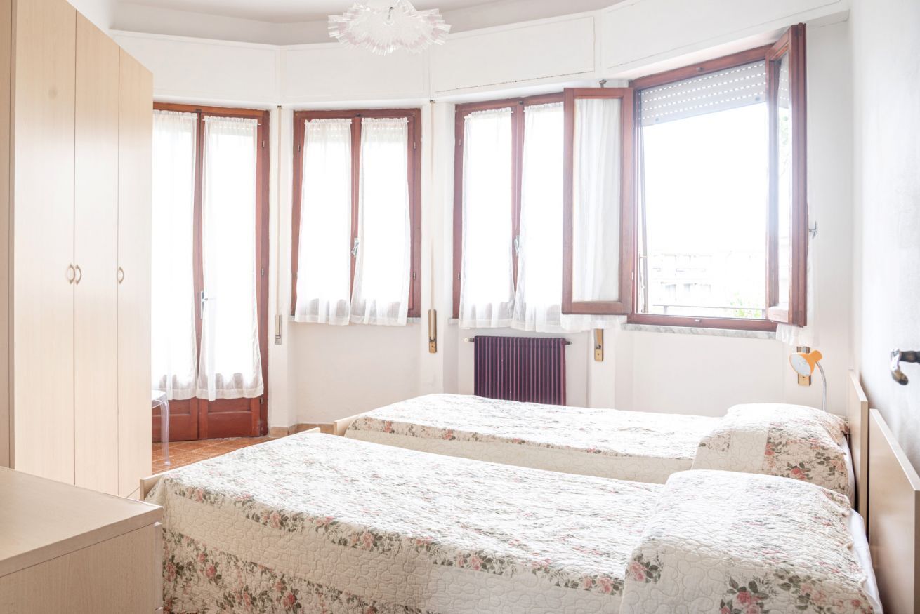 2 slaapkamers, reisbedje, beddengoed