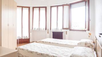2 slaapkamers, reisbedje, beddengoed