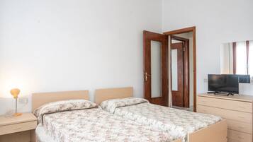 2 habitaciones, cuna de viaje y ropa de cama