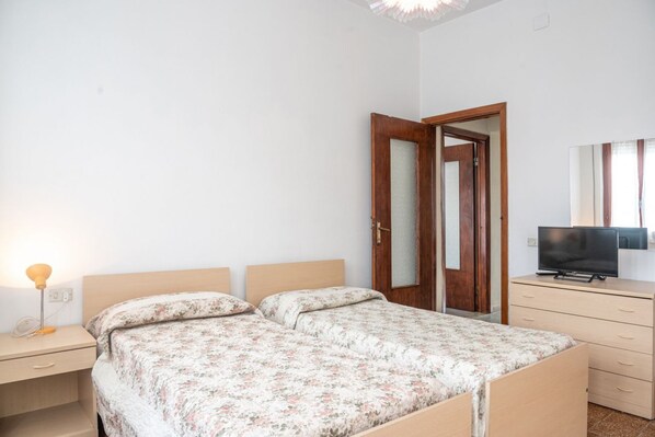 2 bedrooms, travel cot, bed sheets - Il Pontile 4-bedroom apartment with balcony (Marina di Massa)