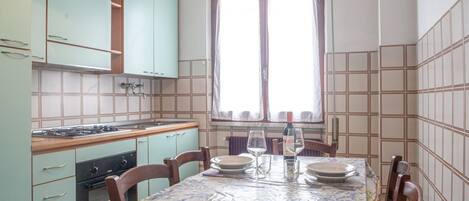 Réfrigérateur, four, plaque de cuisson