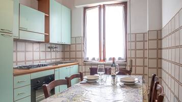 Kühlschrank, Ofen, Herdplatte, Wasserkocher mit Kaffee-/Teezubehör