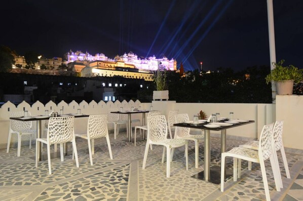 Outdoor dining - Hotel Jheel Mahal Twin Bed (Udaipur)