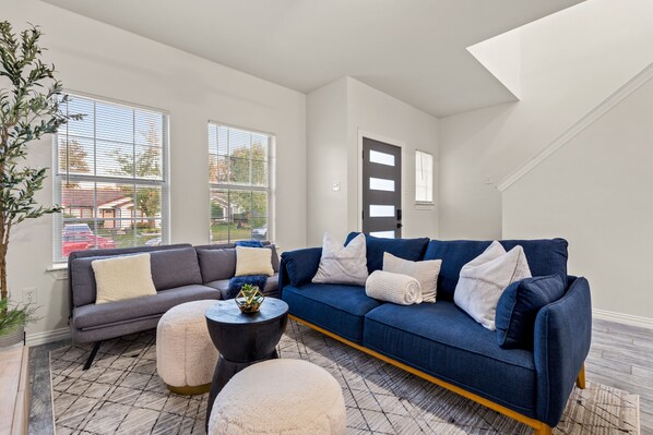 Smart TV - Experience Arlington:4BR Comfort & Class- Minutes to Cowboys, Rangers, 6 Flags!
(Arlington)