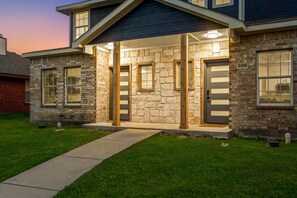 Exterior - Experience Arlington:4BR Comfort & Class- Minutes to Cowboys, Rangers, 6 Flags!
(Arlington)