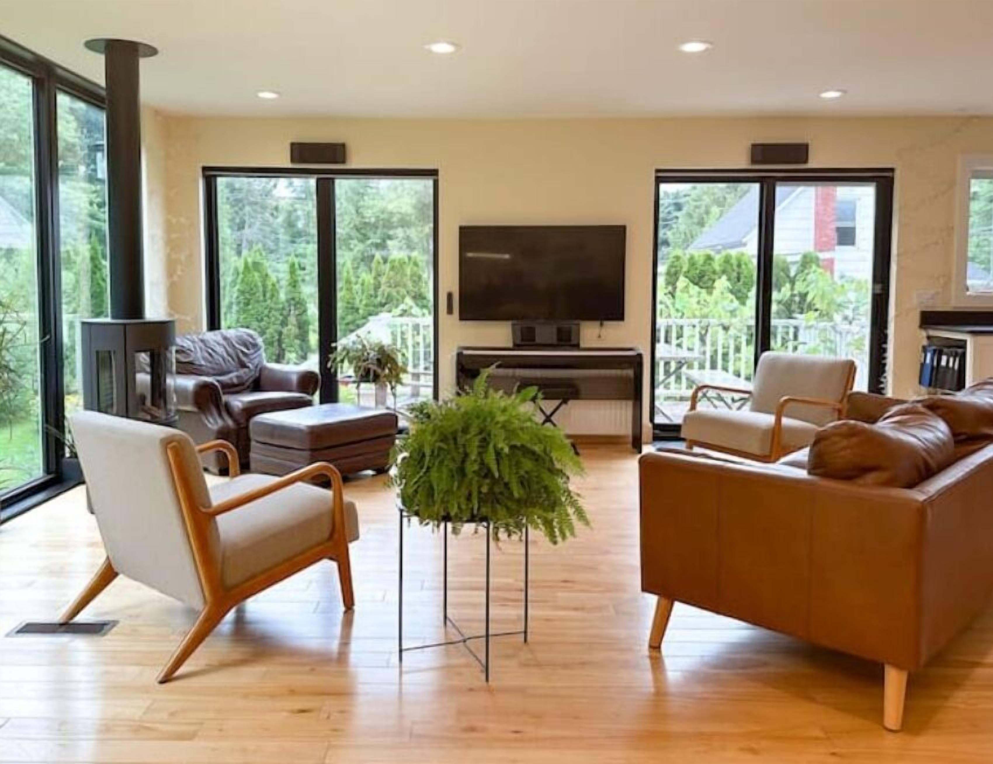 TV, peis, bøker og kontorer