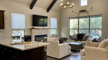 Smart TV, fireplace