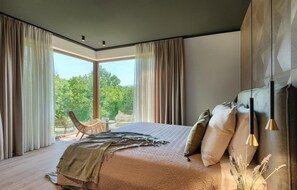 4 habitaciones, tabla de planchar con plancha y cuna de viaje