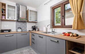 Refrigerador, microondas, lavavajillas y cafetera y tetera
