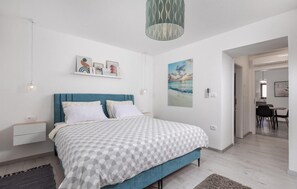 4 quartos, ferros/tábuas de passar roupa, berço de viagem