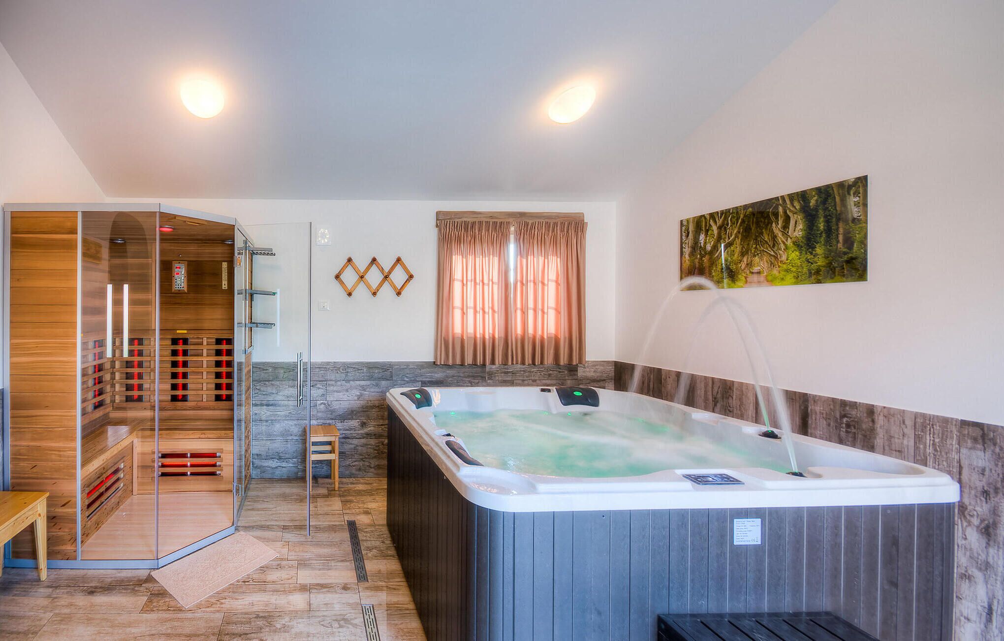 Une salle de bain moderne avec un jacuzzi, des meubles en bois et une douche à parois de verre.
