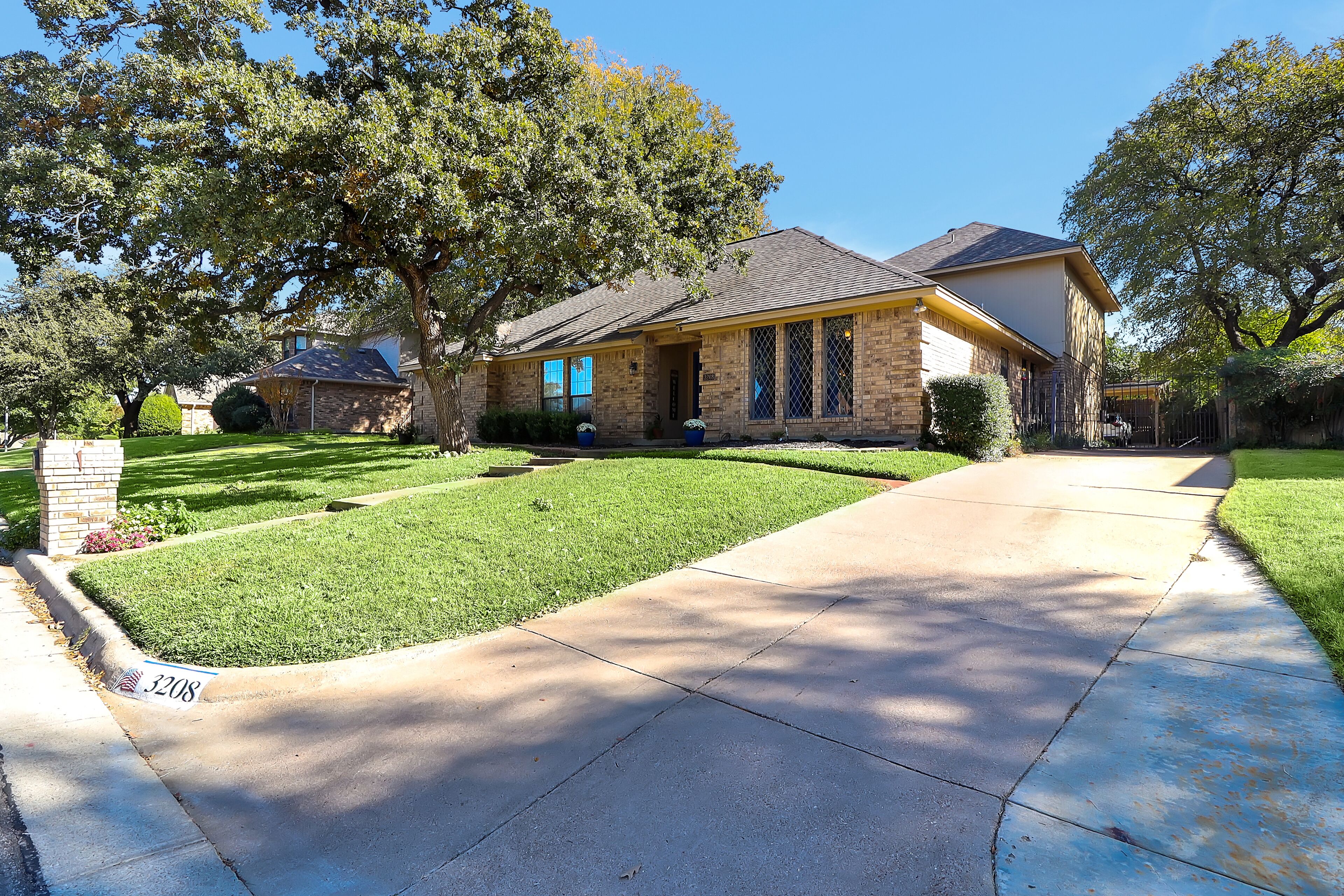 Home away from Home, 2 master suites, pool, Family Friendly