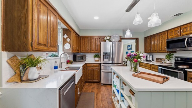Coffee/tea maker, fridge, microwave, oven - Home away from Home, 2 master suites, pool, Family Friendly (Arlington)