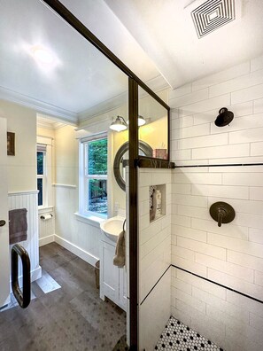 Regadera, amenidades de baño ecológicas, secadora de cabello, toallas