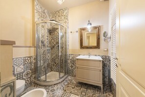 Shower, hair dryer, bidet, towels - Botticelli apartment in Florence by Mmega (Firenze)