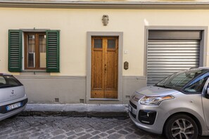 Exterior detail - Botticelli apartment in Florence by Mmega (Firenze)