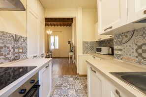 Fridge, oven, stovetop, dishwasher - Botticelli apartment in Florence by Mmega (Firenze)