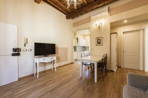 Interior - Botticelli apartment in Florence by Mmega (Firenze)