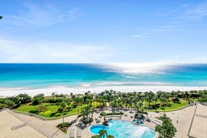 Resort com piscina, praia e vista para o mar.