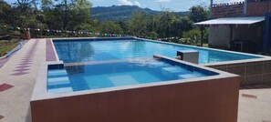 Una piscina al aire libre, guardavidas en la propiedad