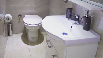 Dusche, kostenlose Toilettenartikel, Haartrockner, Hausschuhe