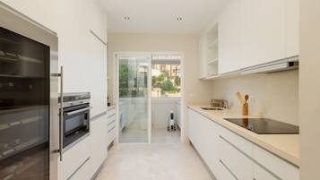 Een koelkast, een magnetron, een oven, een kookplaat