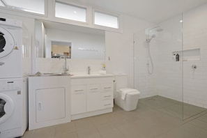 Shower, hair dryer, shampoo - The Starfish Cottage - 250m to bay beach (Rye)