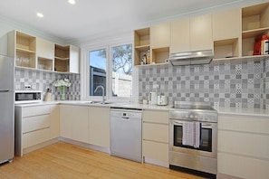 Coffee/tea maker, fridge, microwave, oven - The Starfish Cottage - 250m to bay beach (Rye)