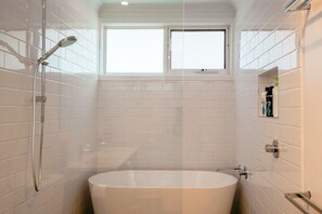 Shower, hair dryer, towels, soap - The Dolphin Cottage - 250m to bay beach (Rye)