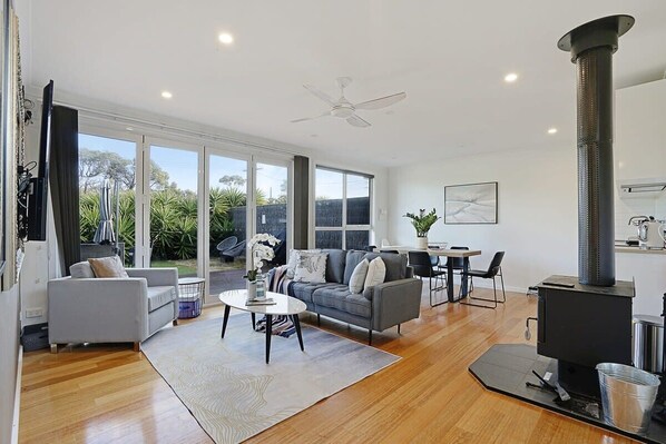 Téléviseur, foyer, livres