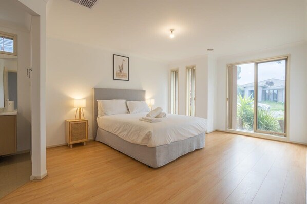 4 bedrooms, iron/ironing board, WiFi, bed sheets
