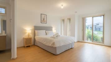 4 bedrooms, iron/ironing board, WiFi, bed sheets