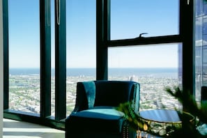 Una habitación con un amplio ventanal que ofrece vistas de la ciudad.