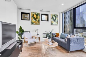 Televisión y oficina 